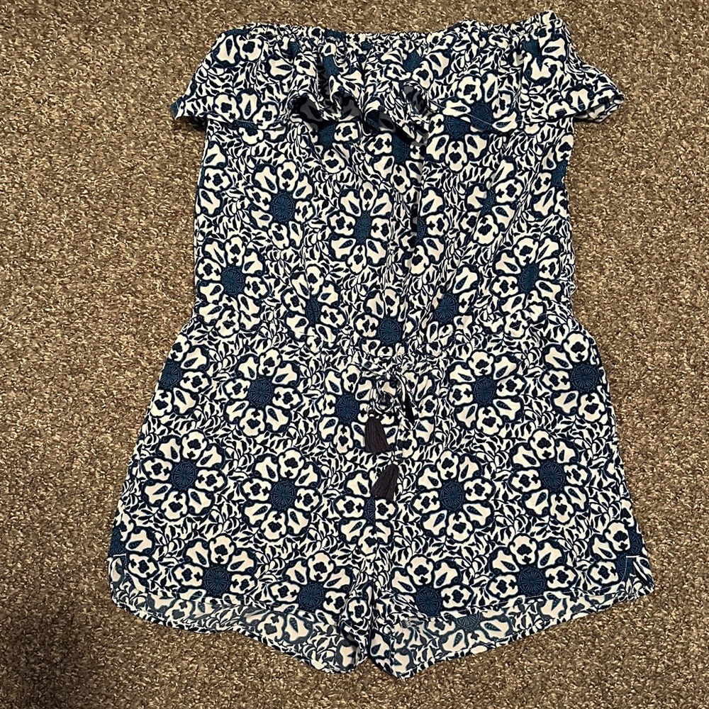 Vineyard Vines Blue and White Floral Romper with cute ruffle top. Size Medium.